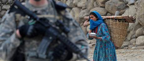 Americký voják a afghánská ena (ilustraní foto)